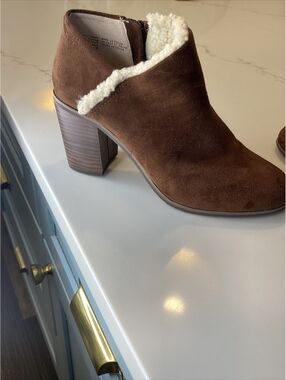 Women’s “Born In California” Brand Booties Shoes.Rich Brown Suede w Faux Fur.6.5